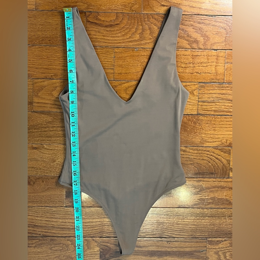 Babaton Aritzia Brown V Neck Cutout Bodysuit Women’s Size S Minimalist Stretch - Picture 3 of 7